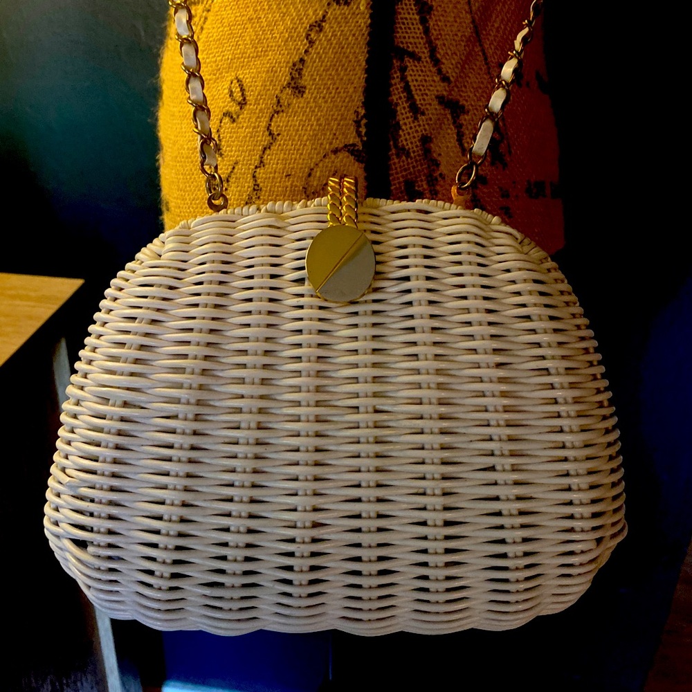 CC COURTENAY White Wicker Clam magnetic Closure VINTAGE Handbag